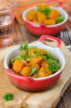 sarımsak ve otlar closeup tw ile domates soslu Fırında kabak