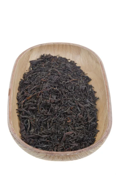 Черный чай в изолированной деревянной чашке — стоковое фото
