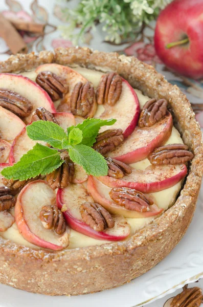 Cheesecake with apples and caramelized pecans closeup — Stock Photo, Image