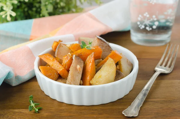 Pears and sweet potatoes roasted with mustard in a white bowl on — Stock Photo, Image