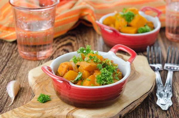 Abóbora assada em molho de tomate com alho e ervas — Fotografia de Stock