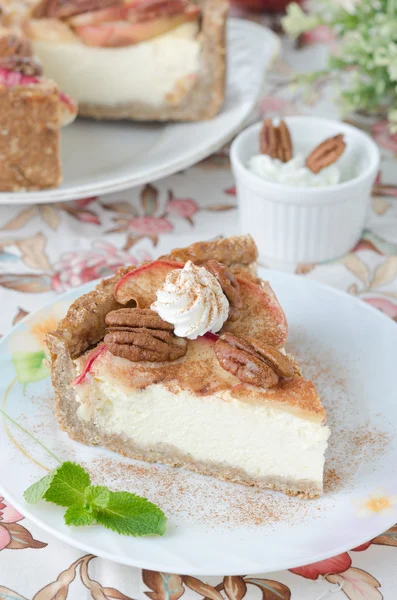 Rebanada de pastel de queso con manzanas y nueces caramelizadas verticales — Foto de Stock