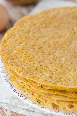 bir tabak krep yığını