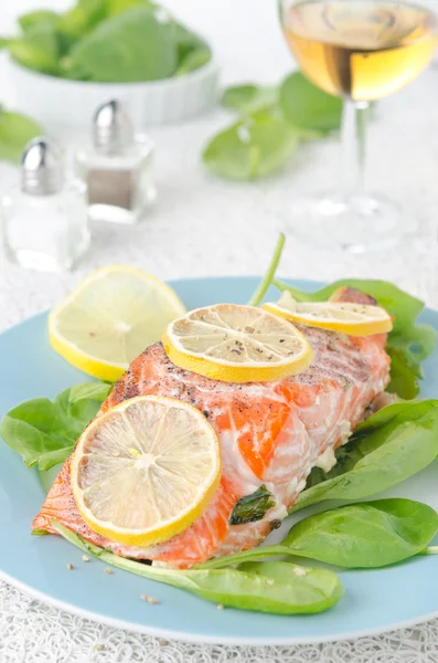 Baked salmon fillet with lemon and spinach — Stock Photo, Image