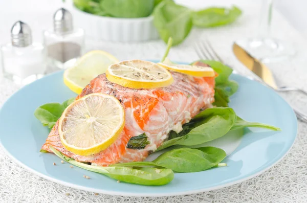 Филе лосося с лимоном и шпинатом — стоковое фото