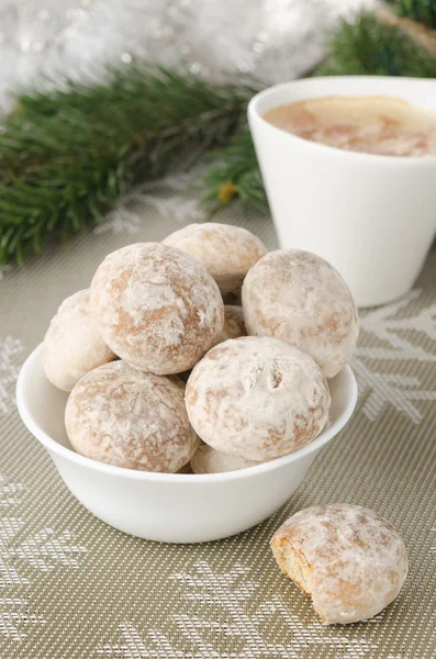 Cuenco de pan de jengibre, ramas de abeto y una taza de capuchino —  Fotos de Stock