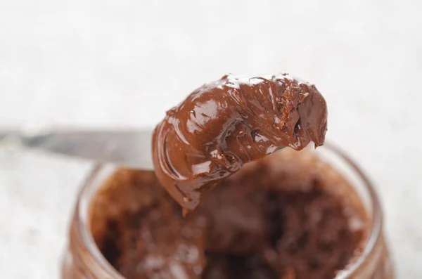 Coklat pasta dalam stoples kaca closeup — Stok Foto