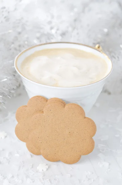 Zencefilli bisküvi, kapuçino, Noel tinsel bir fincan — Stok fotoğraf