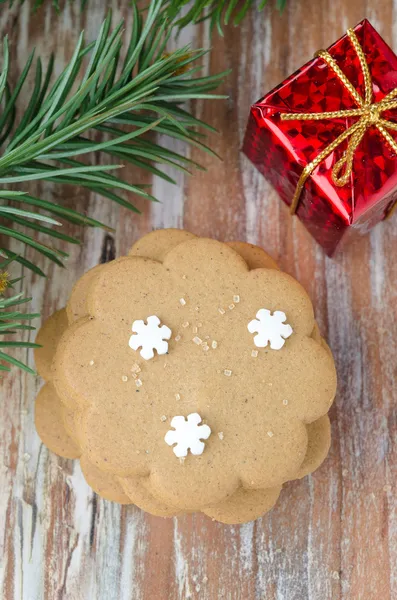 Gingerbread, branch of spruce and gift box — Stock Photo, Image