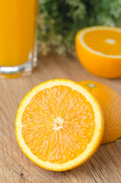 Orange halveras på bordet — Stockfoto