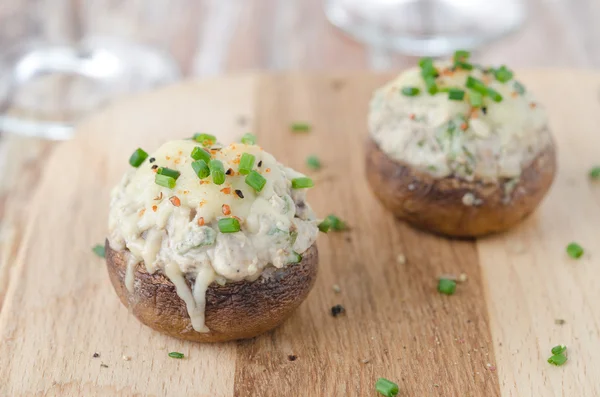 Stuffed mushrooms, baked with cheese and herbs — Stock Photo, Image