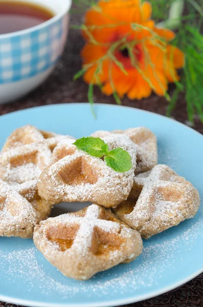 华夫饼洒糖粉和红茶 — 图库照片