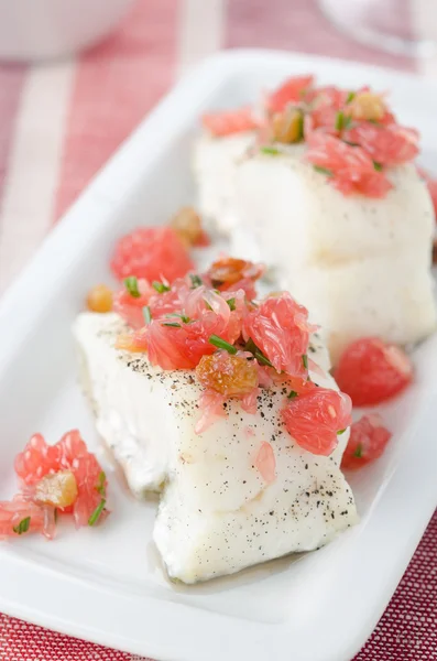 Baked cod with grapefruit salsa selective focus — Stock Photo, Image