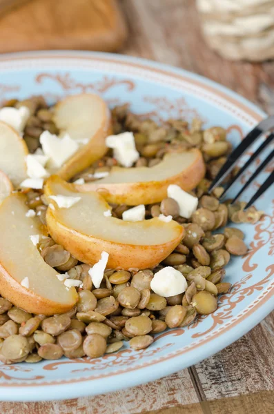 Linssoppa sallad med karamelliserat päron och ädelost — Gratis stockfoto