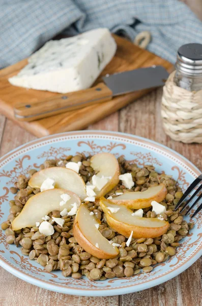 Linze salade met gekarameliseerde peren en blauwe kaas — Gratis stockfoto