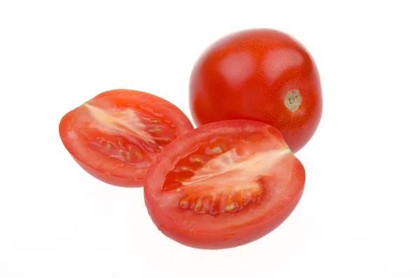 Pomodori interi e tagliati a metà isolati su fondo bianco — Foto Stock