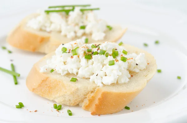 Baguette with cottage cheese and green onions — Stock Photo, Image