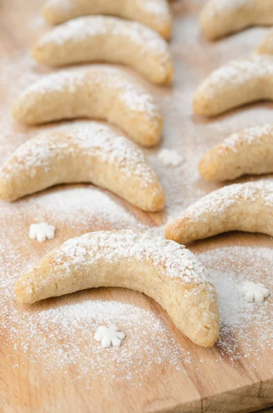 Biscoitos crescentes polvilhados com açúcar em pó — Fotografia de Stock