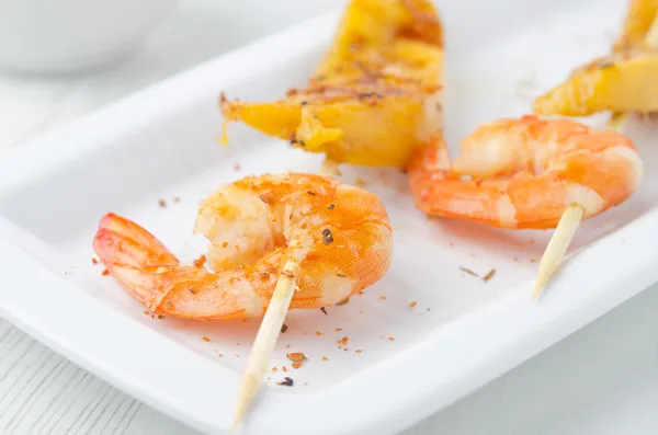 Grilled shrimp and mango in the glaze closeup — Free Stock Photo