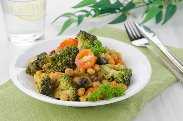 Warmer Salat mit Kichererbsen, Brokkoli und Rosinen — Stockfoto