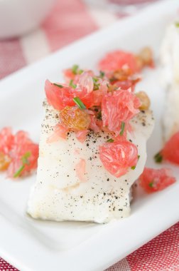 Greyfurt salsa seçici odak portre ile pişmiş cod