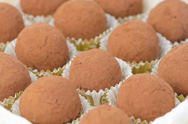 Scatola di tartufi di cioccolato, focus selettivo sul centro — Foto Stock