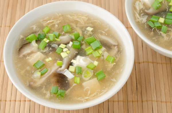 Sup pedas Cina dengan telur, jamur shiitake, tahu — Stok Foto