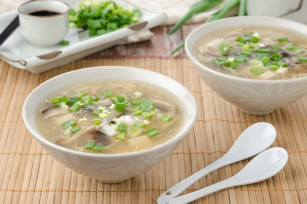 Chinesische würzige Suppe mit Ei, Shiitake-Pilzen, Tofu — Stockfoto