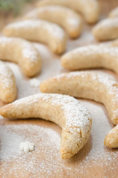 Halbmond-Kekse mit Puderzucker bestreut Nahaufnahme — Stockfoto