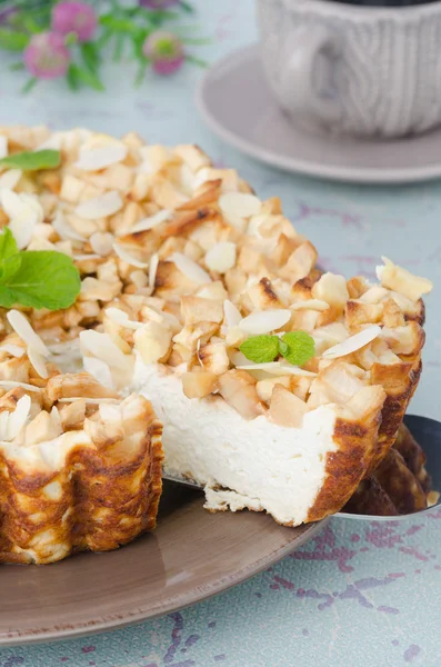 Cottage cheese pie with apples and cut piece — Stock Photo, Image