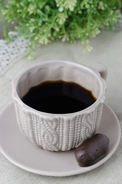 Kop af sort kaffe og chokolade slik - Stock-foto