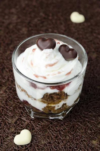 Postre con pan negro, mermelada y crema batida — Foto de Stock