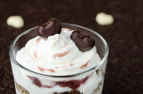 Postre con pan negro, mermelada y crema batida de cerca —  Fotos de Stock