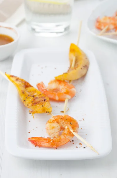 Grilled shrimp and mango in the glaze — Stock Photo, Image