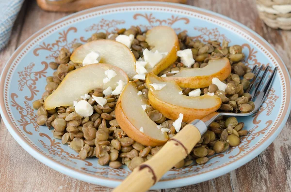 Lentil salad with caramelized pears and blue cheese — Stock Photo, Image