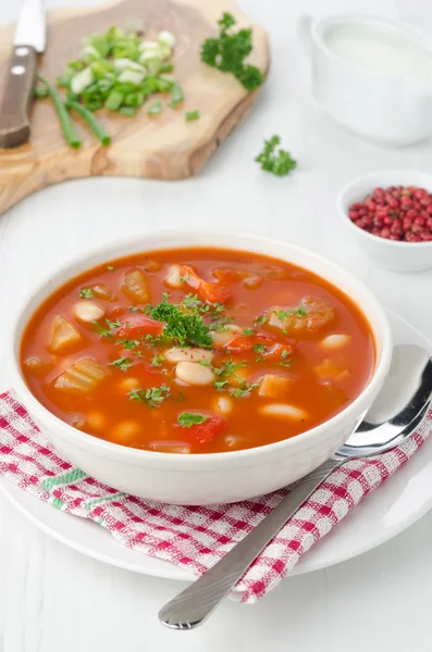 Skål med rostad tomatsoppa med bönor, selleri och paprika — Stockfoto