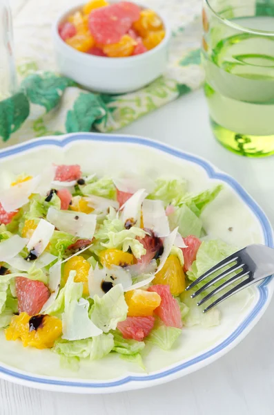 Salad with grapefruit, oranges, iceberg lettuce and cheese — Stock Photo, Image