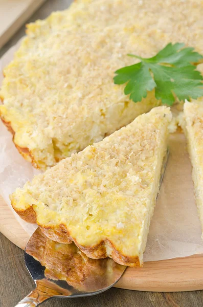 Lahana ve peynirli tart, parça kesmek — Stok fotoğraf