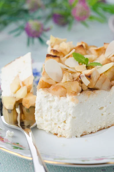 Piece of cottage cheese pie with apples closeup — Stock Photo, Image