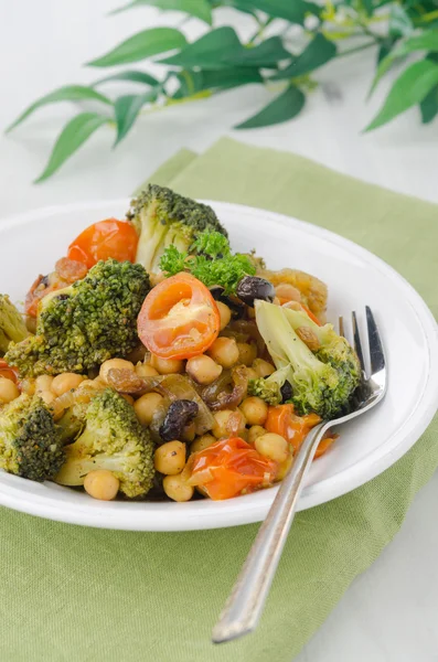 Sıcak salata nohut, brokoli, Kuru üzüm ile — Stok fotoğraf