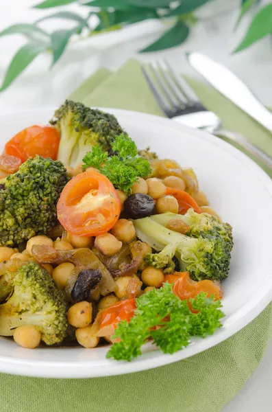 Warmer Salat mit Kichererbsen, Brokkoli, Rosinen, Nahaufnahme — Stockfoto