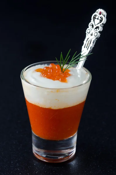 Aperitivo de pimiento dulce, crema y caviar rojo — Foto de Stock