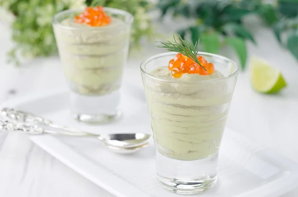 Mousse de aguacate con porciones de caviar y lima — Foto de Stock