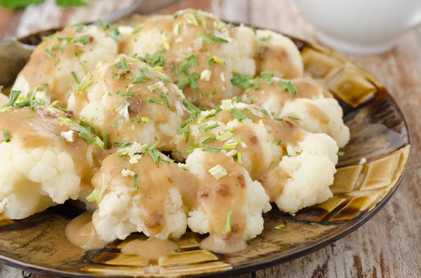 Cavolfiore bollito con salsa primo piano — Foto Stock