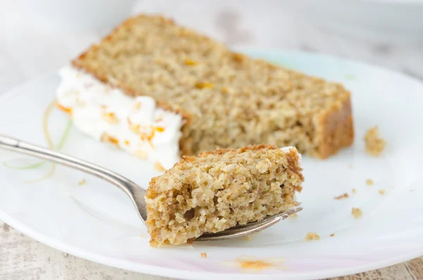 Trozo roto de pastel de naranja en un plato — Foto de Stock