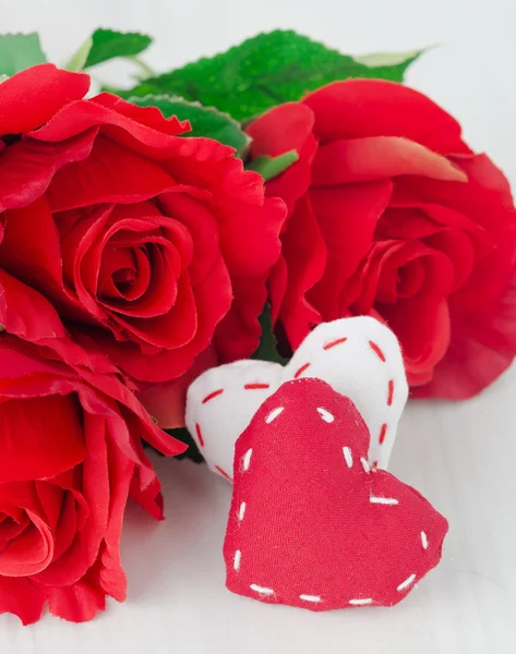 Corazones hechos a mano de lona y rosas rojas para el día de San Valentín —  Fotos de Stock