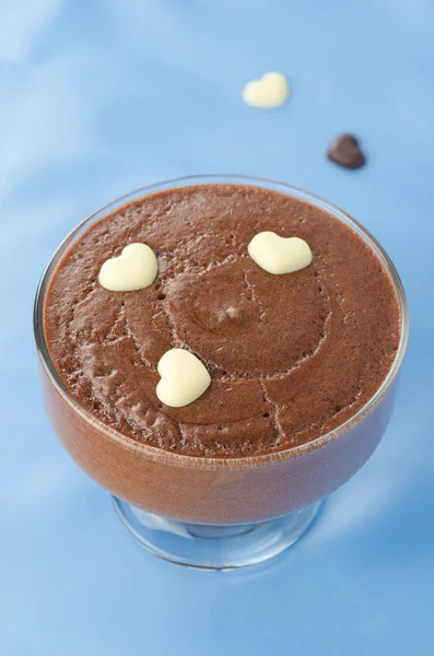 Schokoladenmousse in einer Eisbecherschale mit Schokoladenherzen — Stockfoto