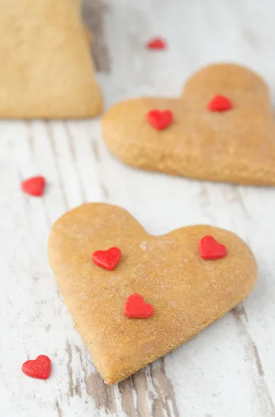 Cookie w formie serca na zbliżenie tabeli — Zdjęcie stockowe