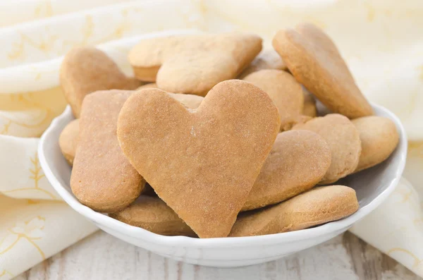 Herzförmige Kekse in einer Schüssel — Stockfoto