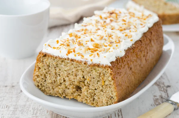 Bolo de laranja com cobertura de queijo creme, horizontal — Fotografia de Stock